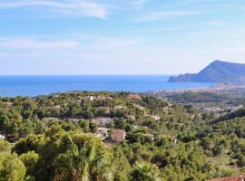 Large chalet with private pool, hotel v destinaci Altea