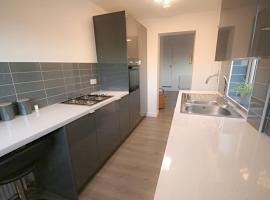 Charming 3-Bed House in Whitwell village, vikendica u gradu Worksop