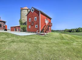 Pet-Friendly Countryside Cottage with Fire Pit!, počitniška nastanitev v mestu Fond du Lac