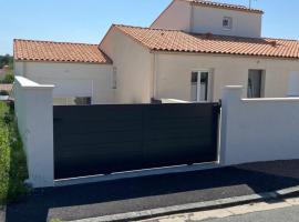 Bel appartement chez particulier calme et piscine, hotel em Royan