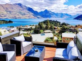 Stunning Home with Amazing Wakatipu Lake Views, budget hotel in Queenstown