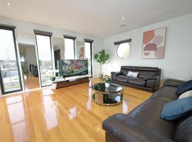Luxury 7BRM Entire House Lakeview BlackSwans Wifi BBQ Resort, hotel with parking in Point Cook