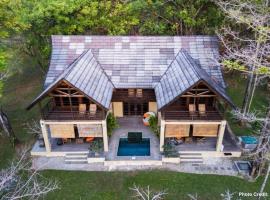 The BeachHouse Tanjung Lesung, alojamento para férias em Cipakus