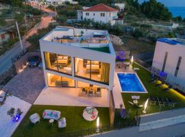Luxury Villa Una Split، فندق في بودسترانا