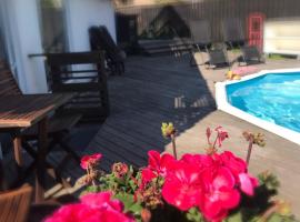 Centralt och havsnära med utsikt mot pool, holiday rental in Kalmar