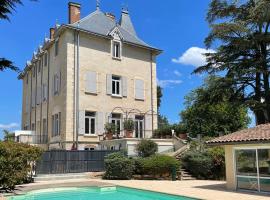 Appartement de charme dans château du XIXème, hotel dengan kolam renang di Lentilly