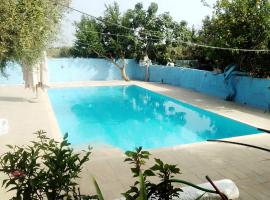 Casa nell'agrumeto con piscina – hotel z parkingiem w mieście Casale Zappulla