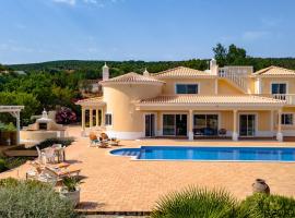 Casa do Pomar by Portucasa, hotel amb piscina a Alte