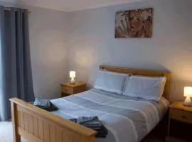 3 Bed Bungalow - Sleeps 6 - Pet Friendly - Parking