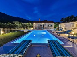 Dalmatian Sea-View Villa with Pool, Jacuzzi, Gym and Botanical Garden Near Trogir & Split, Hotel in Kaštela