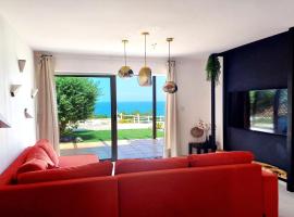 Seafront apartment with private garden、Ayios Amvrosiosのアパートメント