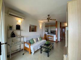 Apartamento con piscina en 1&ordf; l&iacute;nea de playa en Salou ideal familias, hotel en Salou