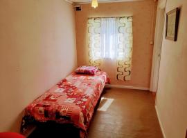 Single bedroom, outside toilet, shower, kitchen. 120 m from Sandbach – hotel w mieście Bräcke