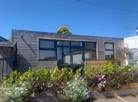 1-bedroom chalet with parking on site, hotel Looe-ban