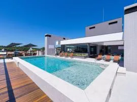 Adra 106 - Apartamento no centro de Bombinhas - Rooftop com piscina e academia - À poucos metros da praia - (Consultar serviços de roupas de cama e banho)