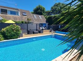 Beautiful apartment with private pool near Tenby、Kilgettyのプール付きホテル