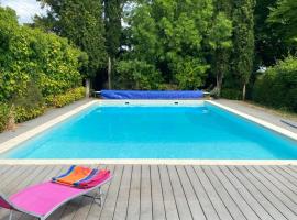 Manoir majestueux à Chaniers avec piscine privée, Hotel in Chaniers