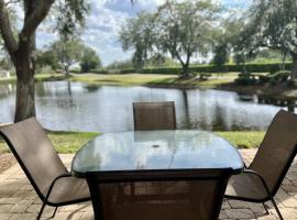 Golf and Tennis Community - Peaceful Pond Paradise - Pet friendly, hotel in Wesley Chapel