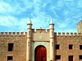 Masía de San Juan Casas Rurales con piscina, aire acondicionado y vistas a la montaña