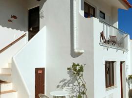Casa dos Pinheiros: Praia da Arrifana'da bir otel