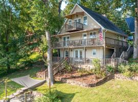 Lakefront Home with Entertainment Space and Dock!, hotel v destinaci Eatonton