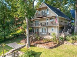 Lakefront Home with Entertainment Space and Dock!, hotel v mestu Eatonton