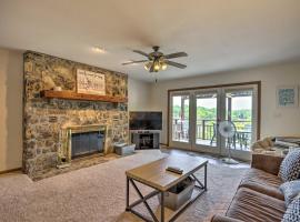 Lakefront Osage Beach Condo with Balcony and Views!, hotel en Osage Beach