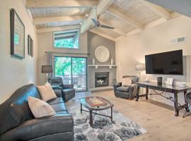 Bright Condo with Resort-Style Amenities in Sedona!, hotel v destinaci Sedona
