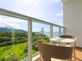 Brand New June 2022 steps from the beach sleeps 4! โรงแรมที่มีที่จอดรถในนวยบา กอร์โกนา