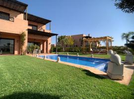 Luxury Waky Beach Golf and Water Ski Villa With Private Pool, hotel de luxe a Marràqueix