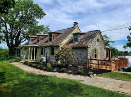 Downingtown Manor - 1900s Farmhouse with Creek Views, cottage in Downingtown