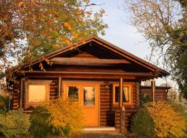 Tepee Valley Campsite - Log Cabin, feriebolig i Armagh