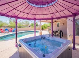 Boho Chic Arizona Villa w Pool & Mini Golf、カサグランデの駐車場付きホテル