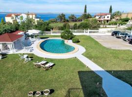 Family Maisonette with pool #4, hotel con parking en Nea Fokea