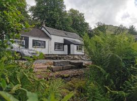 Arrochar Fern Cottage with Wood Burner & Loch View, viešbutis mieste Arrochar