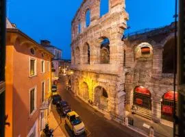 Conte Manfredo and Donna Angelina Apartments with Breathtaking Arena Views in Verona