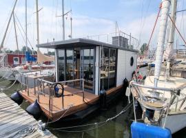 Hausboot Aava, готель у місті Шлезвіг