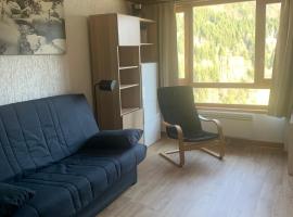 Appartement dans résidence avec piscine, hotelli Saint-Jean-dʼAulpsissa lähellä maamerkkiä Teleski du Lac