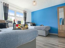 Delightful 2 BED APARTMENT for BICESTER OUTLET SHOPPING by Platinum Key Properties, íbúð í Bicester
