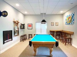 Peaceful treetop escape! Pool table, grill, games, sleeps 10!, cottage in Helen