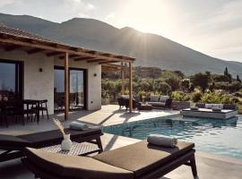 Yliessa - Luxury pool villa surrounded by nature, casa o chalet en Dhrákas