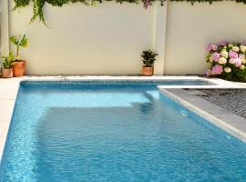 Beach house upscale villa with pool: Costa de Caparica'da bir otel