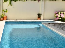 Beach house upscale villa with pool, hotel en Costa da Caparica