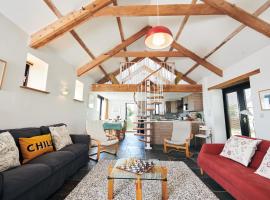 The Barn and Chaffhouse-Beautifully renovated Welsh Barn in Pembrokeshire, cottage in Castlemartin