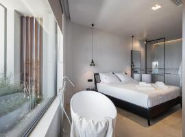 Brand new Luxury Seannamon Suites, amazing seaview, hotel in Agios Nikolaos