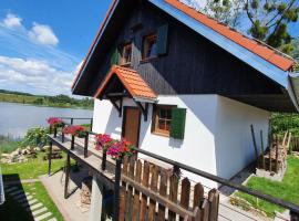 Lake House Podwilczyn with sauna, beach, amazing view, forests and bikes – hotel z parkingiem w mieście Kołczygłowy