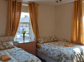 Viesnīca The Cosy 2 bedroom flat, sleeps 6 pilsētā Hebburn-on-Tyne, netālu no apskates objekta Segedunum Roman Fort