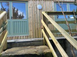 Rural Wood Cabin - less than 3 miles from St Ives, hotel i Penzance