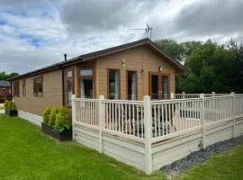 Kingfisher Lodge with Hot Tub