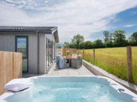 Lavender Lodge, 8 Roadford Lake Lodges, hotel v destinaci Lifton